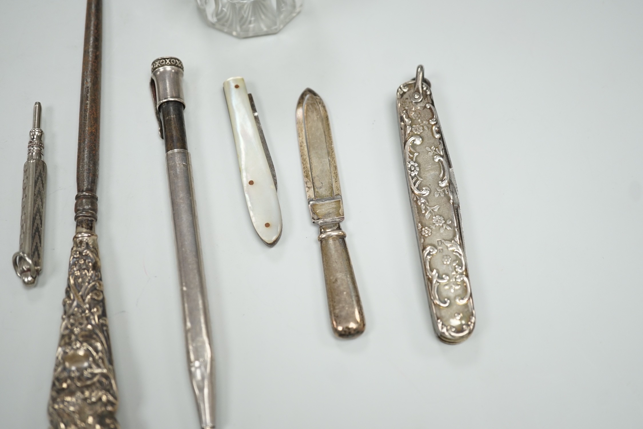 Sundry small silver including an Edwardian silver mounted pocket knife, mounted toilet jar, mounted button hook and a book mark (a.f.), together with a French white metal mounted Edacoto pencil (a.f.) and two other items